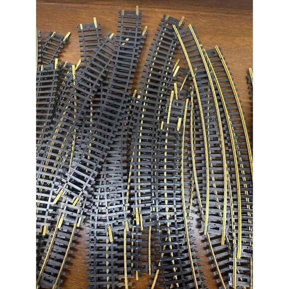 Atlas HO Scale Train Tracks Lot Of 50 pieces Curved Snap brass Tracks - Picture 4 of 8